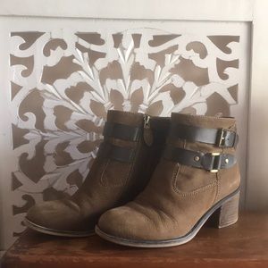 Distressed Boots 😍